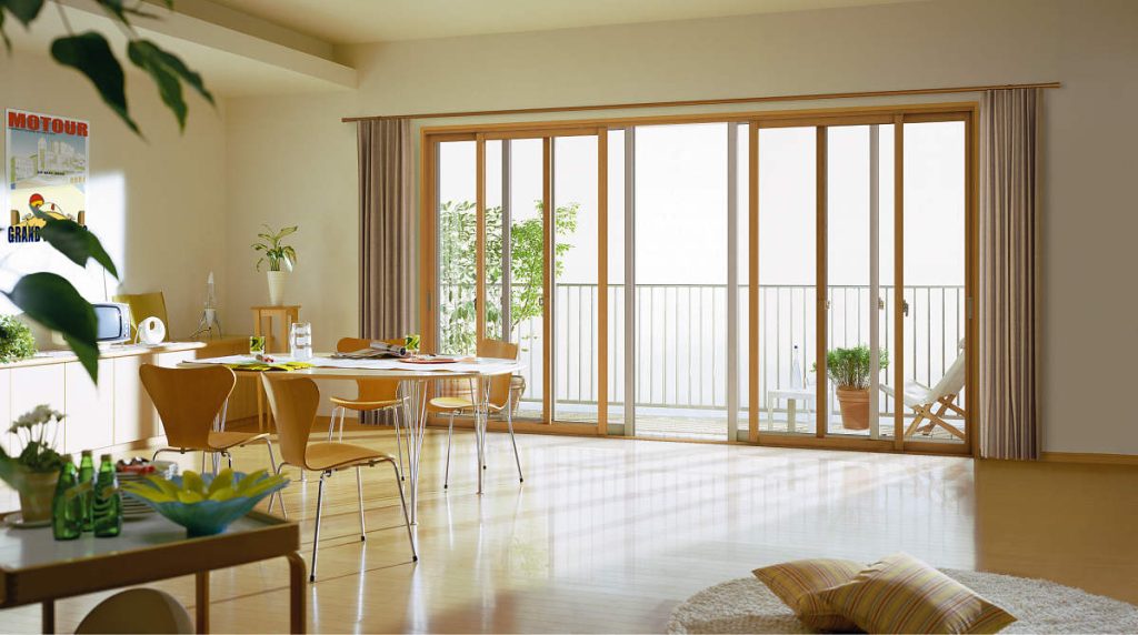 夏の室温上昇を防ぐ遮熱ができる断熱窓が取り付けられた涼しいリビング