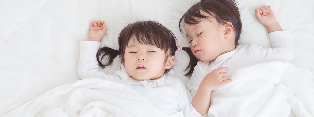 窓の防音効果で安眠する子ども