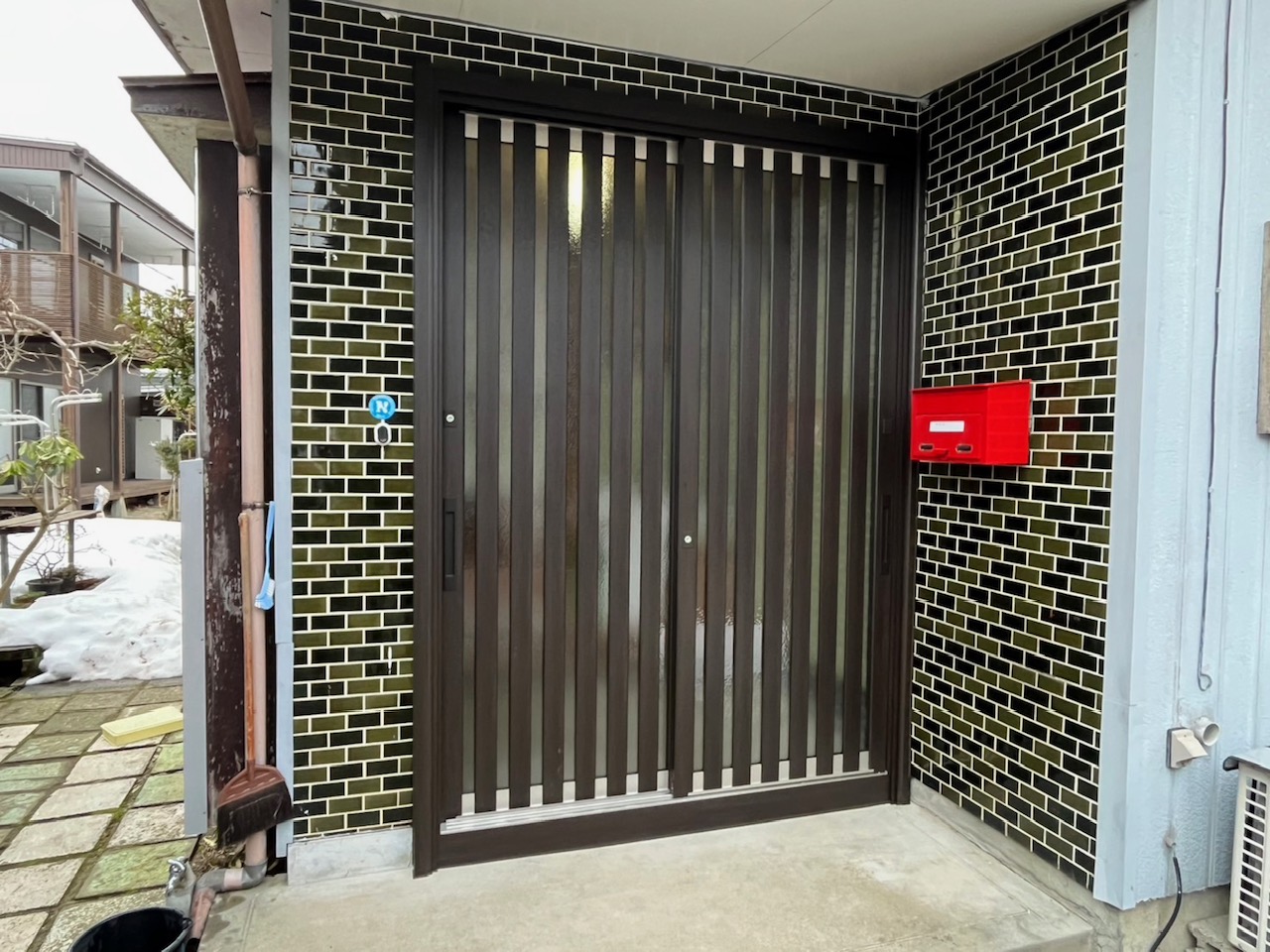 【三条市】ハツリ工事を入れ、中土間からの段差をなくす　YKKAPドアリモ　C01の施工事例
